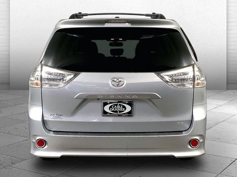 Used 2017 Toyota Sienna SE w/ SE Preferred Package FWD image 3