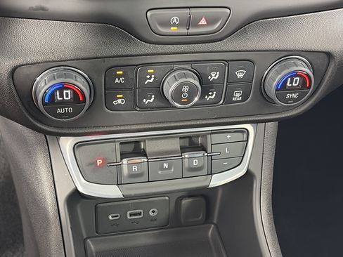 Certified 2024 GMC Terrain SLE w/ Driver Convenience Package AWD/4WD image 24