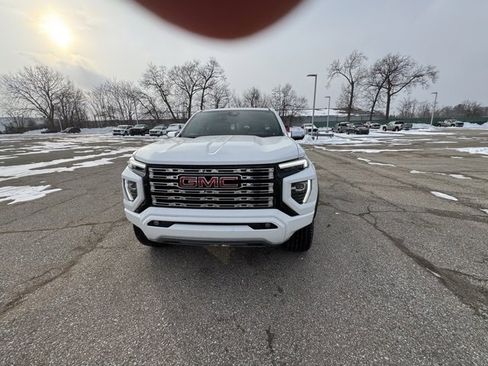 Used 2024 GMC Canyon Denali image 2