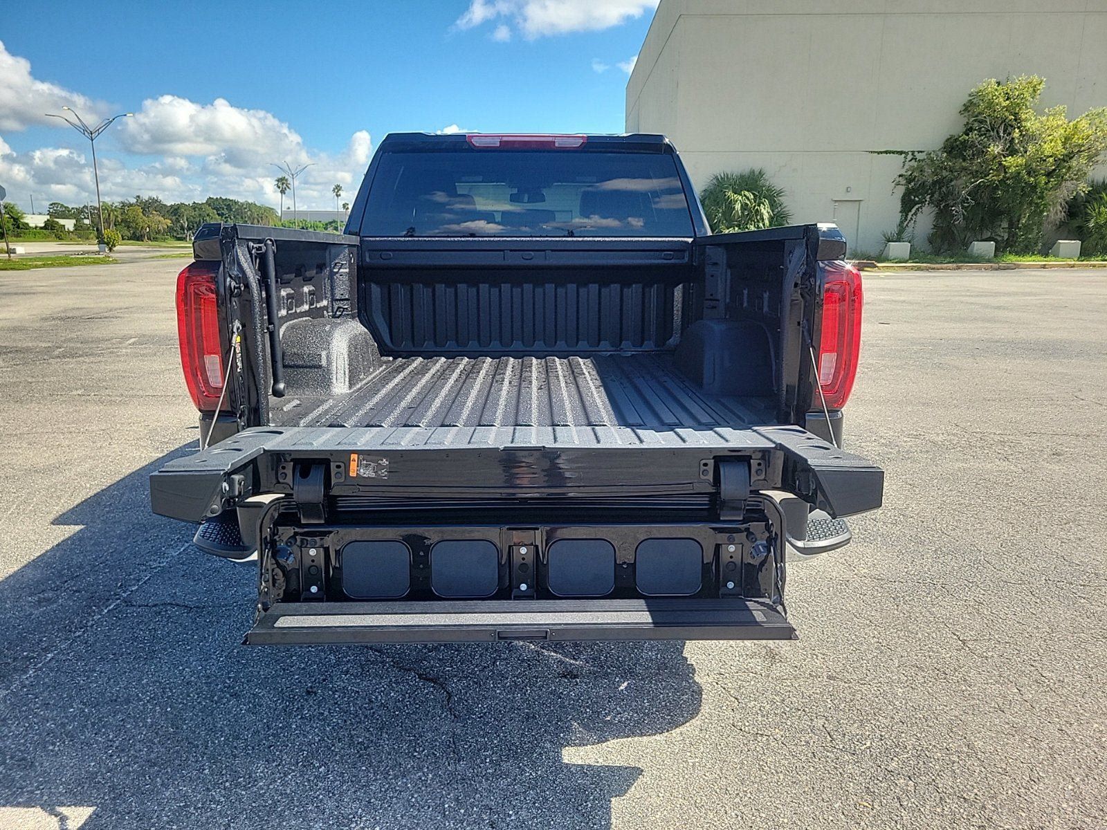 Certified 2025 GMC Sierra 1500 SLT AWD/4WD image 8