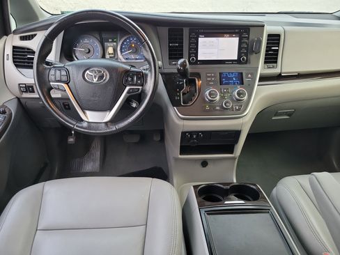 Used 2020 Toyota Sienna XLE image 6