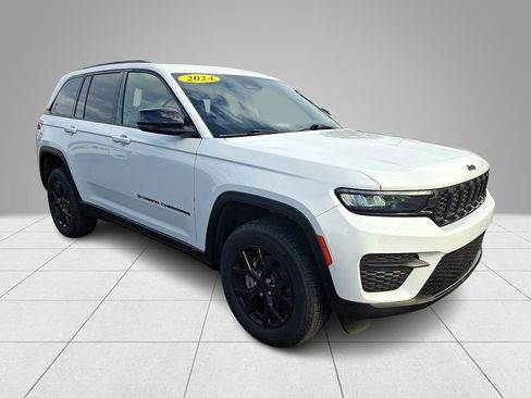 Used 2024 Jeep Grand Cherokee Altitude AWD/4WD image 4