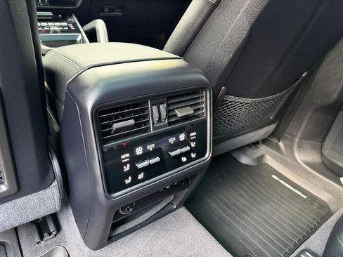 Used 2024 Porsche Cayenne w/ Technology Package AWD/4WD image 17