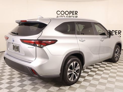 Used 2024 Toyota Highlander XLE FWD image 22