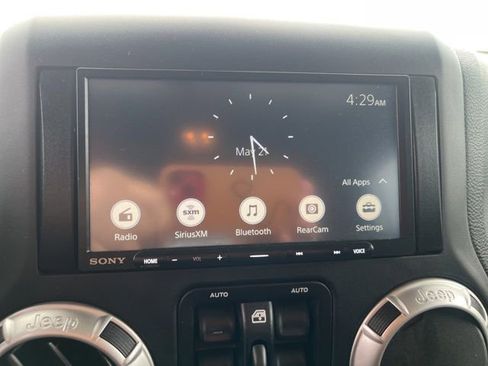 Used 2016 Jeep Wrangler Unlimited Rubicon w/ Connectivity Group AWD/4WD image 13