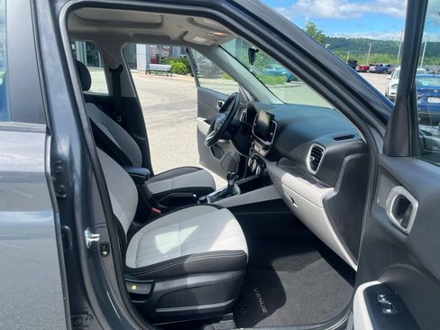 Used 2024 Hyundai Venue SEL FWD image 15