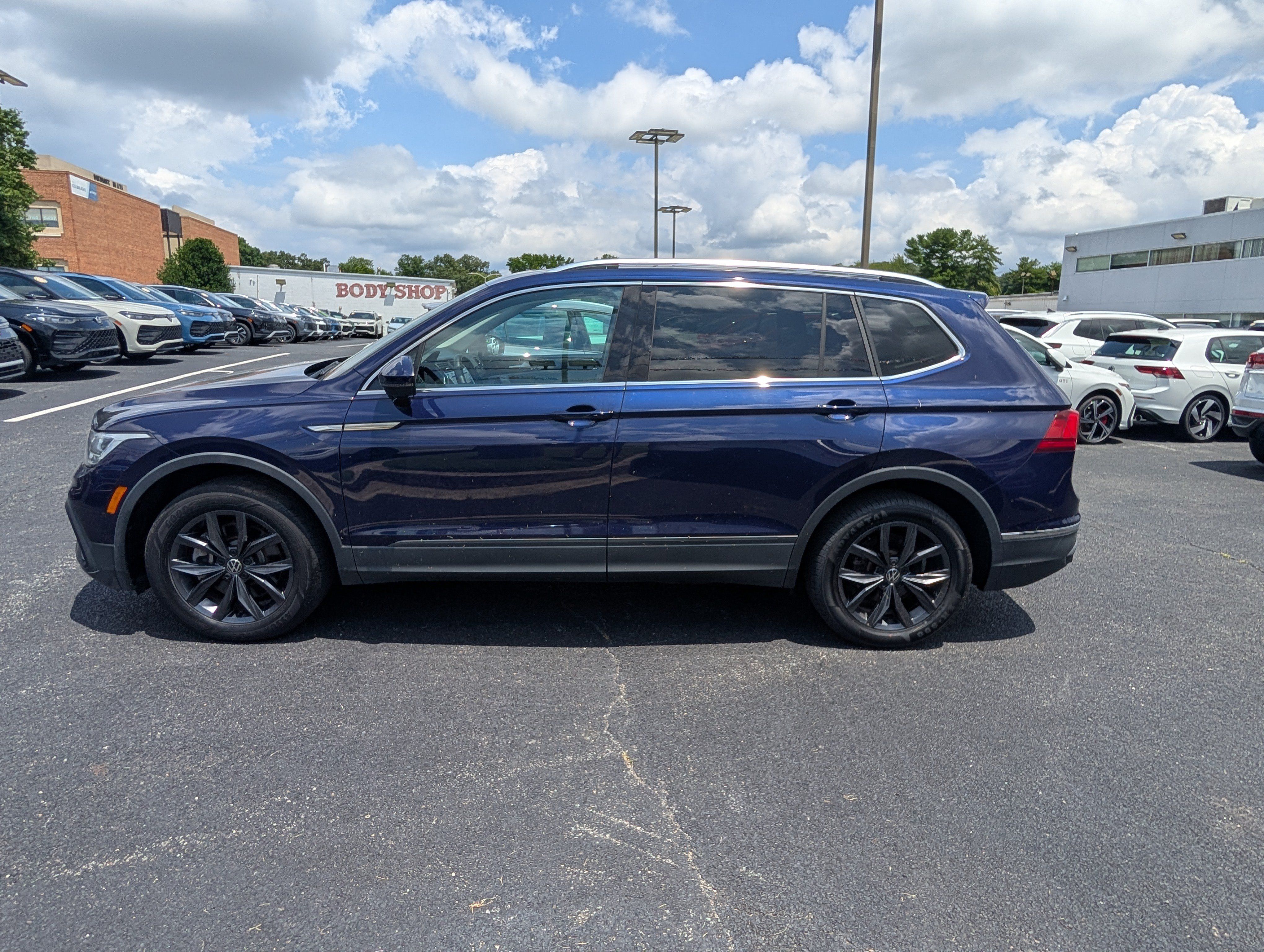 Used 2023 Volkswagen Tiguan SE w/ Panoramic Sunroof Package FWD image 6