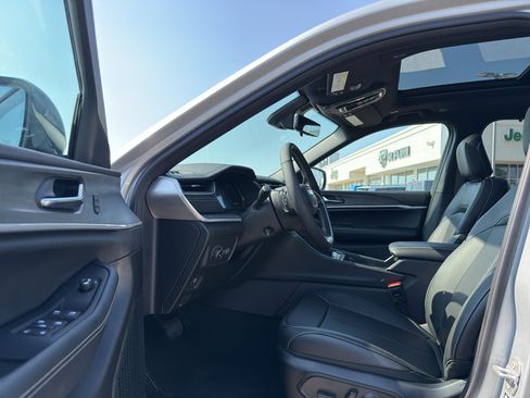 New 2025 Jeep Grand Cherokee L Limited w/ Luxury Tech Group II image 11