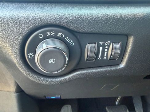 Used 2025 Chrysler Pacifica Select image 14