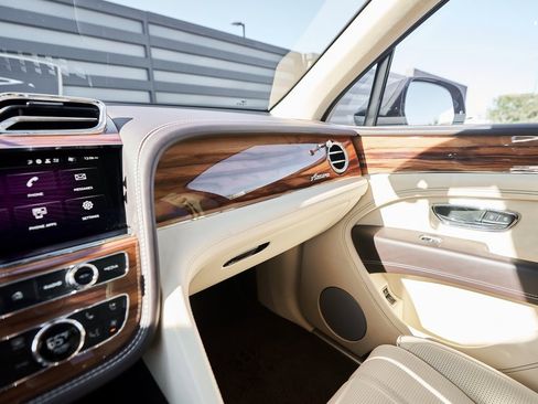 Used 2023 Bentley Bentayga Extended Wheelbase image 82