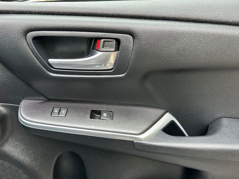 Used 2015 Toyota Camry LE image 17