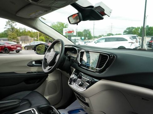Used 2024 Chrysler Pacifica Touring-L FWD image 13