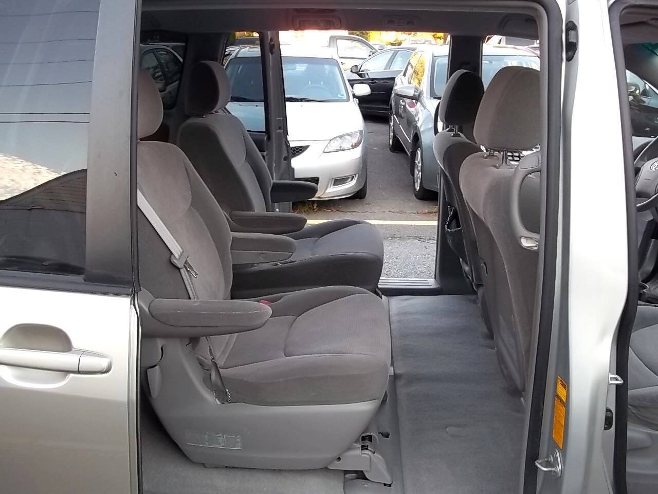 Used 2004 Toyota Sienna LE w/ LE Pkg 7 FWD image 9