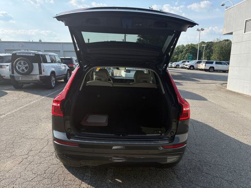 Used 2022 Volvo XC60 B5 Momentum w/ Protection Package Premier FWD image 14
