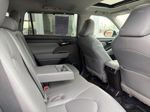 Certified 2022 Toyota Highlander XLE image 34