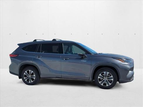 Used 2021 Toyota Highlander XLE image 4