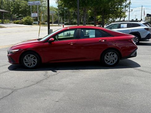 Certified 2024 Hyundai Elantra SEL FWD image 3