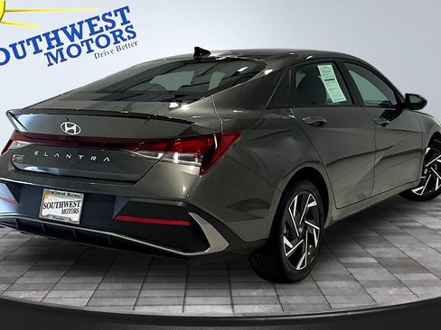 Used 2025 Hyundai Elantra Sport FWD image 7