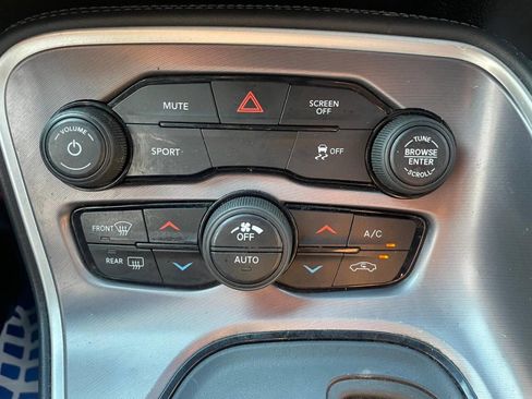 Used 2019 Dodge Challenger SXT image 21