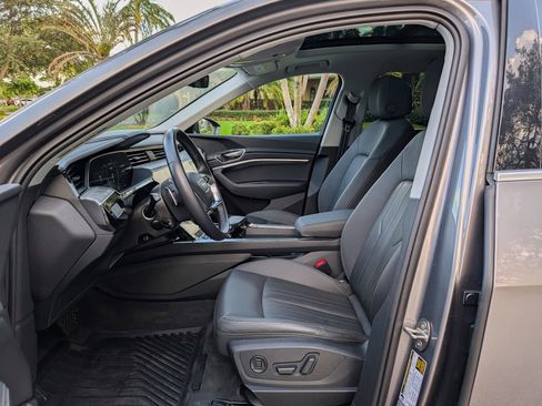 Used 2021 Audi e-tron Premium w/ Towing Package image 5