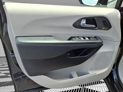 Used 2024 Chrysler Pacifica Limited FWD image 17