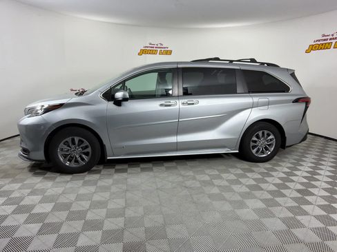 Used 2021 Toyota Sienna LE FWD image 2