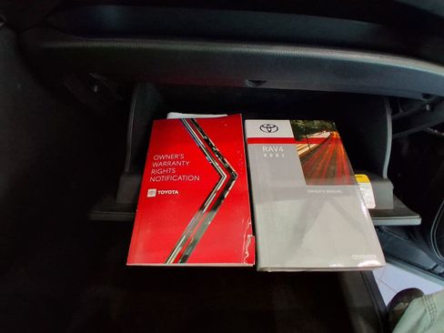 Used 2021 Toyota RAV4 LE image 19