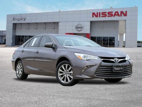 Used 2017 Toyota Camry XLE FWD image 1