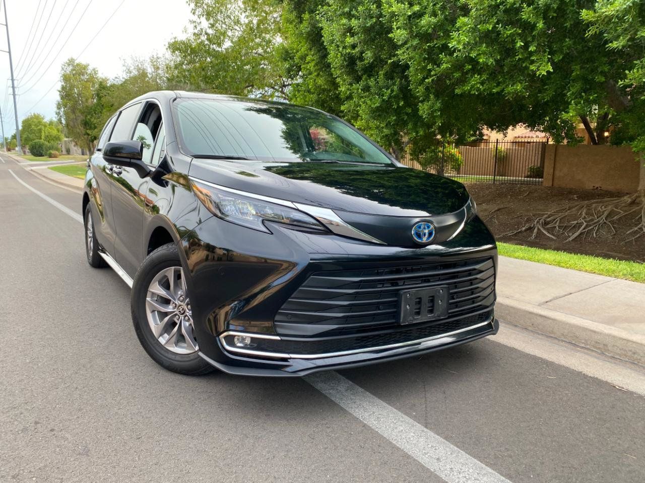 Used 2024 Toyota Sienna XLE FWD image 2