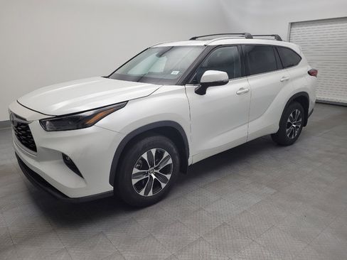 Used 2022 Toyota Highlander XLE image 2