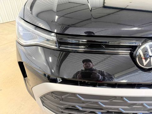 Used 2025 Volkswagen Taos SE w/ Panoramic Sunroof Package image 4