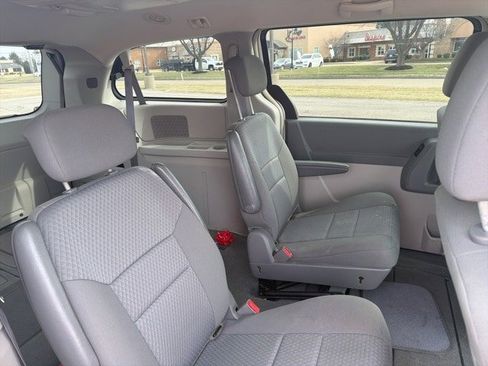 Used 2010 Chrysler Town & Country Touring image 7