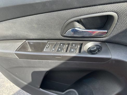 Used 2015 Chevrolet Cruze LT image 9