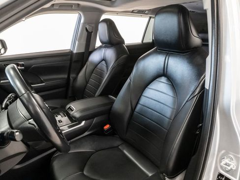 Used 2021 Toyota Highlander XLE AWD/4WD image 10
