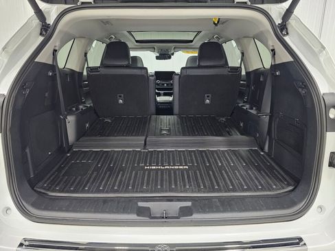 Used 2024 Toyota Highlander Platinum AWD/4WD image 17