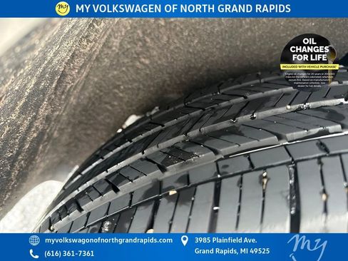 Used 2022 Volkswagen Tiguan SE w/ Panoramic Sunroof Package image 37