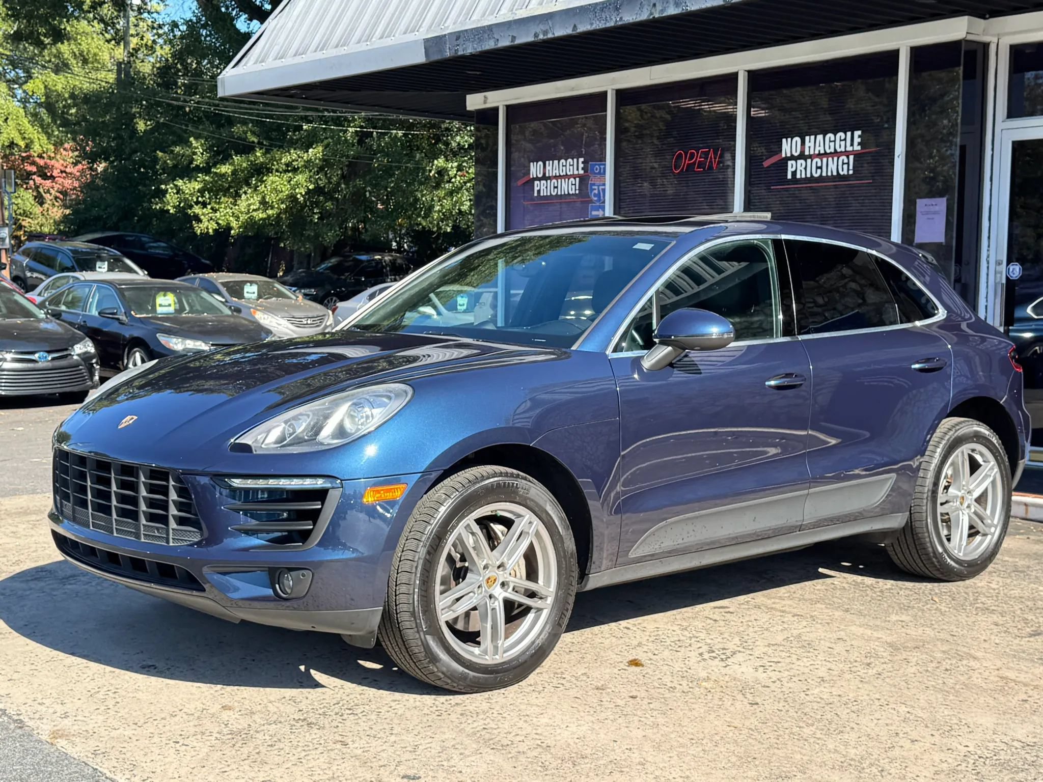 Used 2016 Porsche Macan S w/ Infotainment Package AWD/4WD image 4