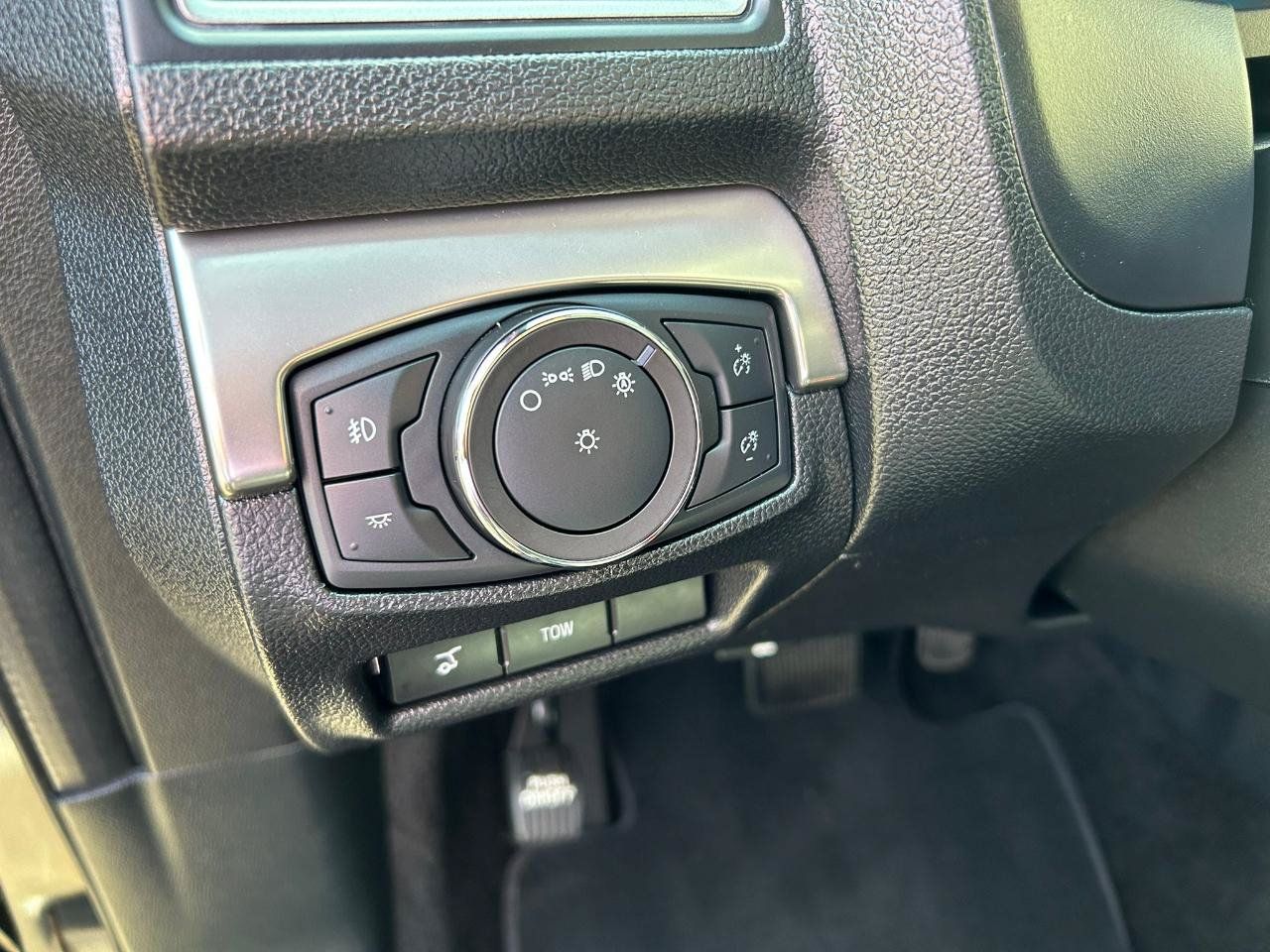 Used 2018 Ford Explorer XLT w/ Equipment Group 202A FWD image 11
