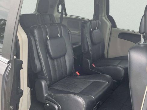 Used 2016 Chrysler Town & Country Touring-L FWD image 8