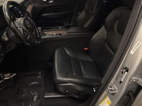 Used 2021 Volvo XC60 T6 Momentum image 12