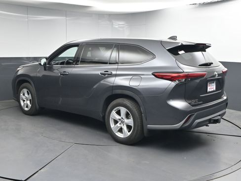 Used 2020 Toyota Highlander LE image 6