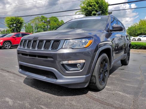 Used 2019 Jeep Compass Latitude FWD image 2