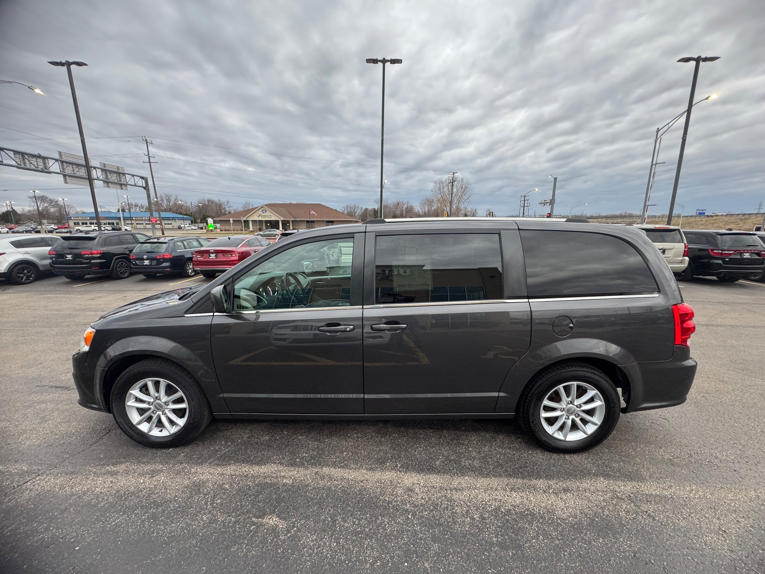 Used 2020 Dodge Grand Caravan SXT FWD image 3