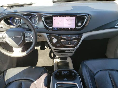 Used 2022 Chrysler Pacifica Touring-L FWD image 16