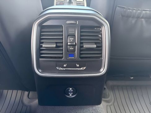 Used 2023 Porsche Macan AWD/4WD image 18
