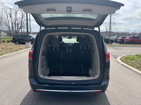 Used 2023 Chrysler Pacifica Touring-L image 10