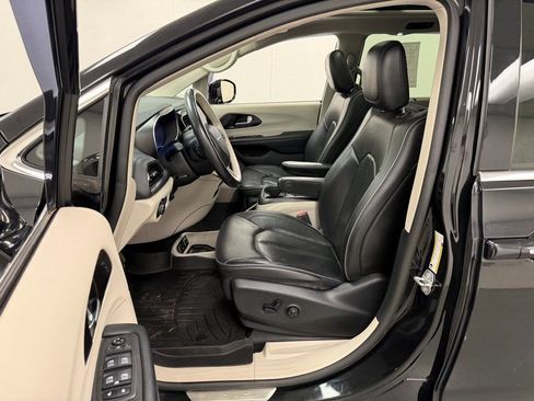 Used 2020 Chrysler Pacifica Limited w/ Tire & Wheel Group FWD image 17