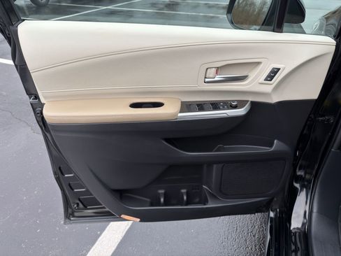 Used 2023 Toyota Sienna Limited image 11