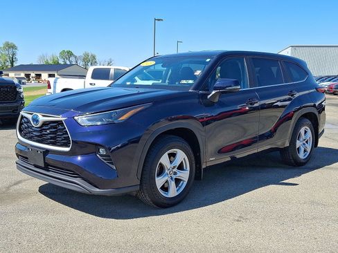 Used 2023 Toyota Highlander LE AWD/4WD image 3