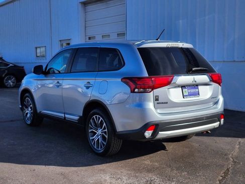 Used 2016 Mitsubishi Outlander SE AWD/4WD image 3